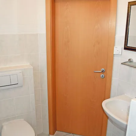 Ruhig Gelegenes Ferienhaus Mit Kamin Und Terasse Holiday home Altenkirchen (Mecklenburg-Vorpommern)