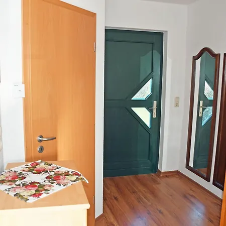 Ruhig Gelegenes Ferienhaus Mit Kamin Und Terasse Altenkirchen (Mecklenburg-Vorpommern)
