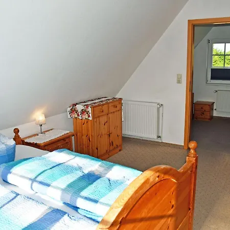 Ruhig Gelegenes Ferienhaus Mit Kamin Und Terasse * Altenkirchen (Mecklenburg-Vorpommern)