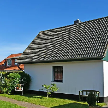 Ruhig Gelegenes Ferienhaus Mit Kamin Und Terasse Holiday home Altenkirchen (Mecklenburg-Vorpommern)