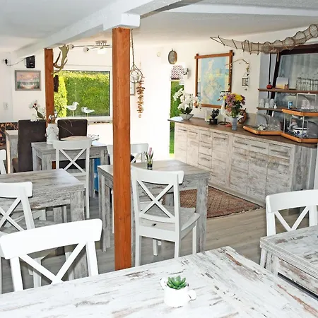 Ruhig Gelegenes Ferienhaus Mit Kamin Und Terasse Altenkirchen (Mecklenburg-Vorpommern)